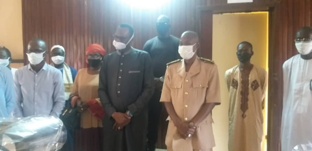 Thiès : Habib Niang offre 600 masques, 20 visières et des kits d'hygiène au comité local d'action de Thiès-Nord.