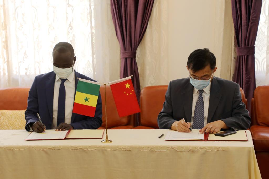 Lutte contre la Covid-19 : La Chine remet 18.000 masques et 120 « termoflash » à la Fondation Servir le Sénégal Lutte contre la Covid-19 : La Chine remet 18.000 masques et 120 « termoflash » à la Fondation Servir le Sénégal