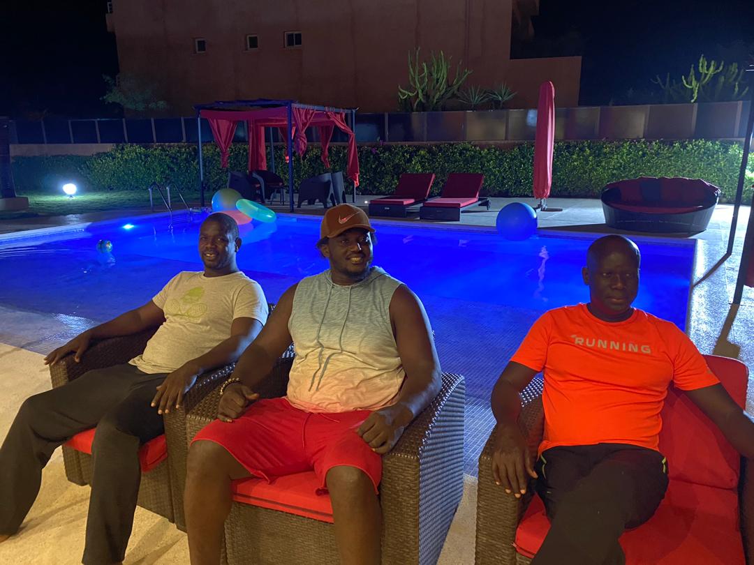 Retrouvailles : Balla Gaye 2 rend visite à Malick Gakou à sa résidence à Saly.