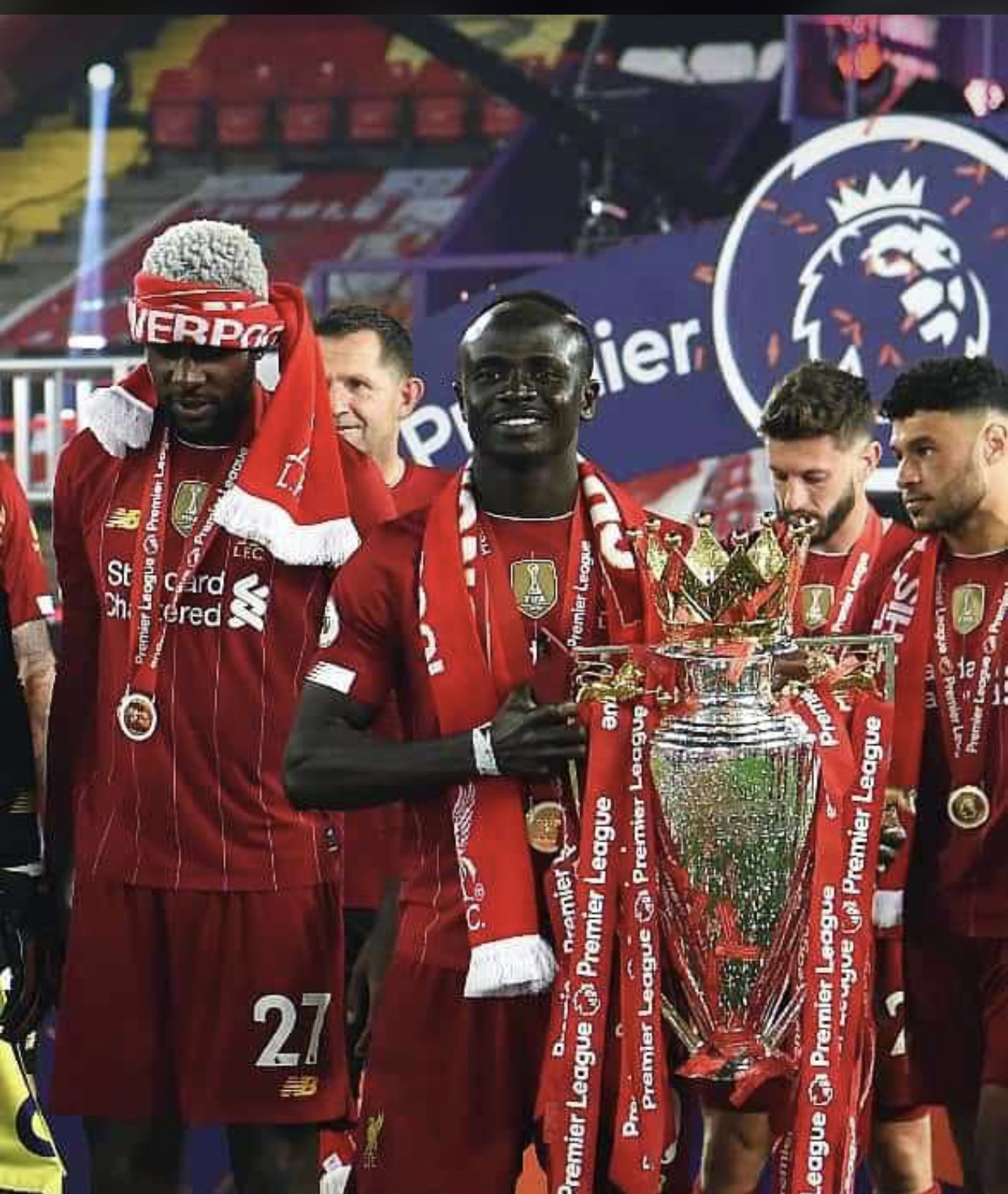 Premier League : Sadio Mané a officiellement soulevé le trophée suite à la victoire de Liverpool 5-3 sur Chelsea.