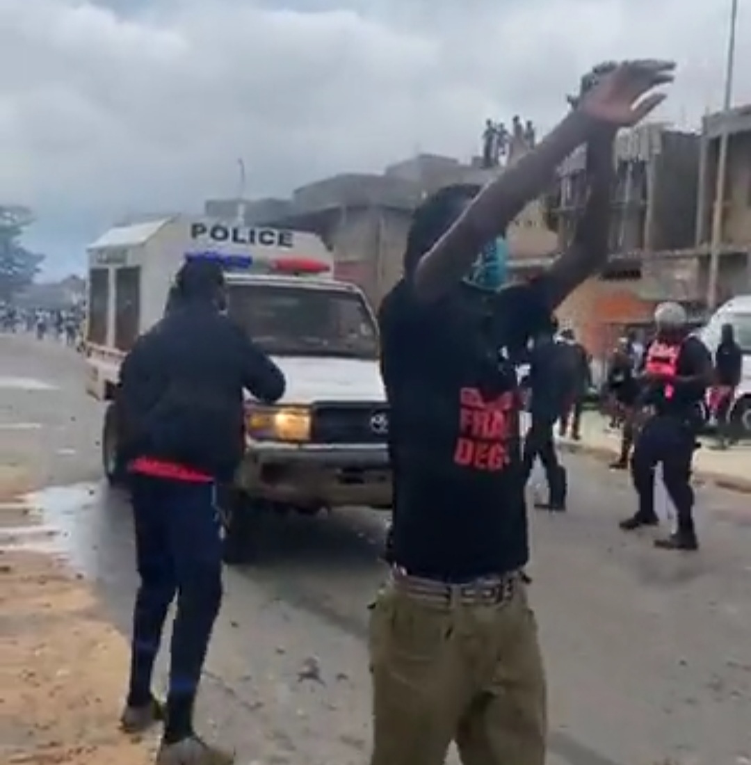 Inondations : Affrontements entre forces de l’ordre et populations à Jaxaay.