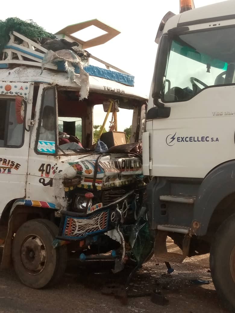 Taïba Ndiaye (Tivaouane) : Une collision entre trois véhicules fait des dizaines de blessés dont deux cas graves.