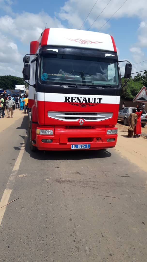 Mboro : Un camion chargé de latérite écrase la tête d'un jeune apprenti mécanicien de -10 ans.