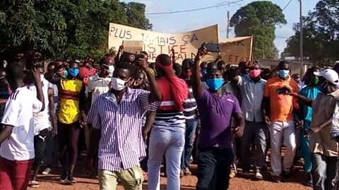 Mort d’Abdoulaye Baldé en Libye : Les jeunes de Guiro Yéro Bocar ont battu le macadam pour réclamer justice.