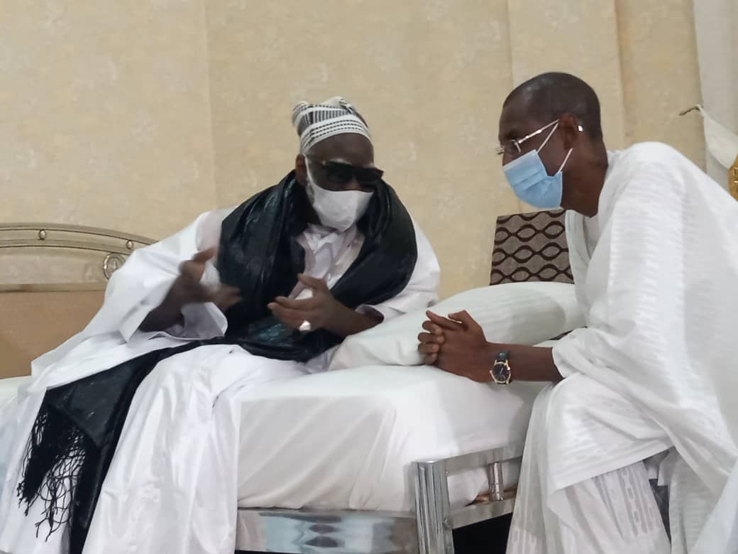 TOUBA - Abdoulaye Daouda Diallo remet au Khalife des Mourides deux titres fonciers au nom du président Macky Sall.