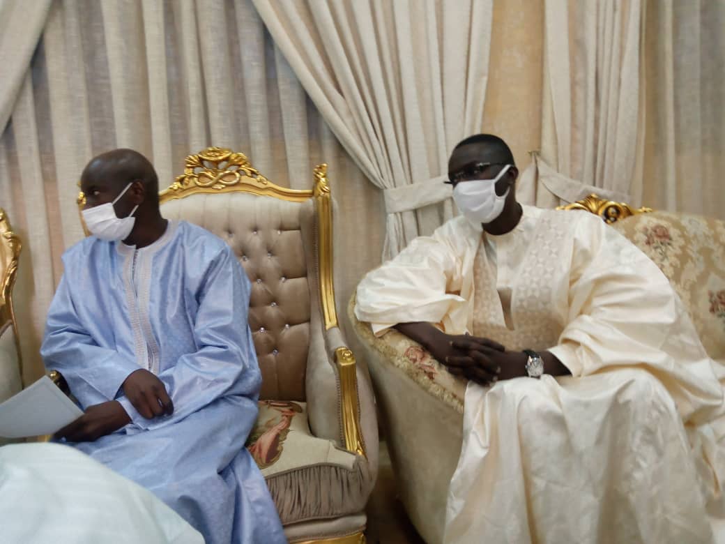 TOUBA - Abdoulaye Daouda Diallo remet au Khalife des Mourides deux titres fonciers au nom du président Macky Sall.