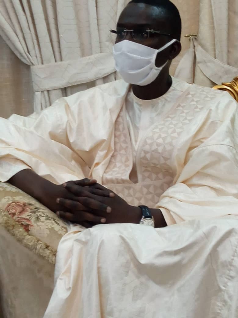 TOUBA - Abdoulaye Daouda Diallo remet au Khalife des Mourides deux titres fonciers au nom du président Macky Sall.