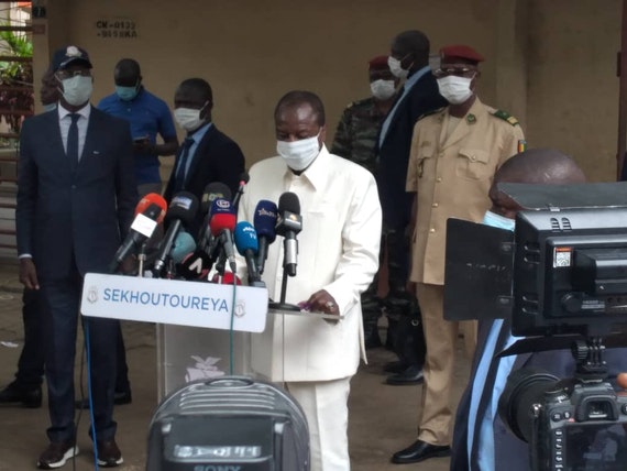 Guinée : Après avoir voté, Alpha Condé appelle au calme.