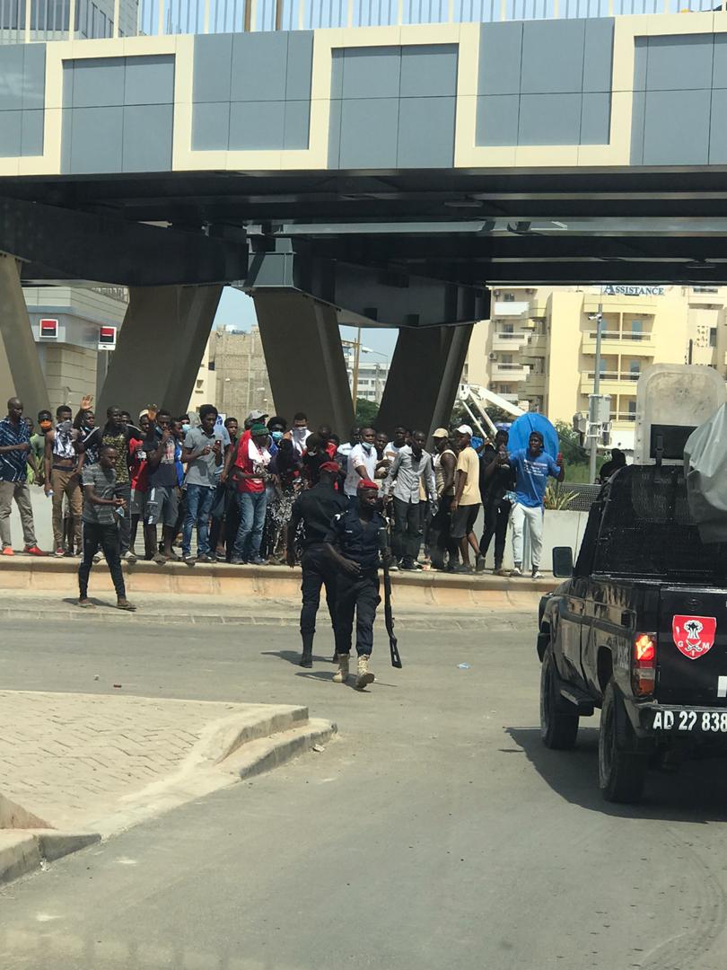 Ambassade de Guinée à Dakar : La police tire des lacrymogènes contre des manifestants.
