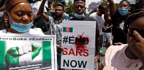 Vive répression de la contestation au Nigéria : La communauté internationale exige l'arrêt des tueries, tandis que les manifestants exigent la démission du président.
