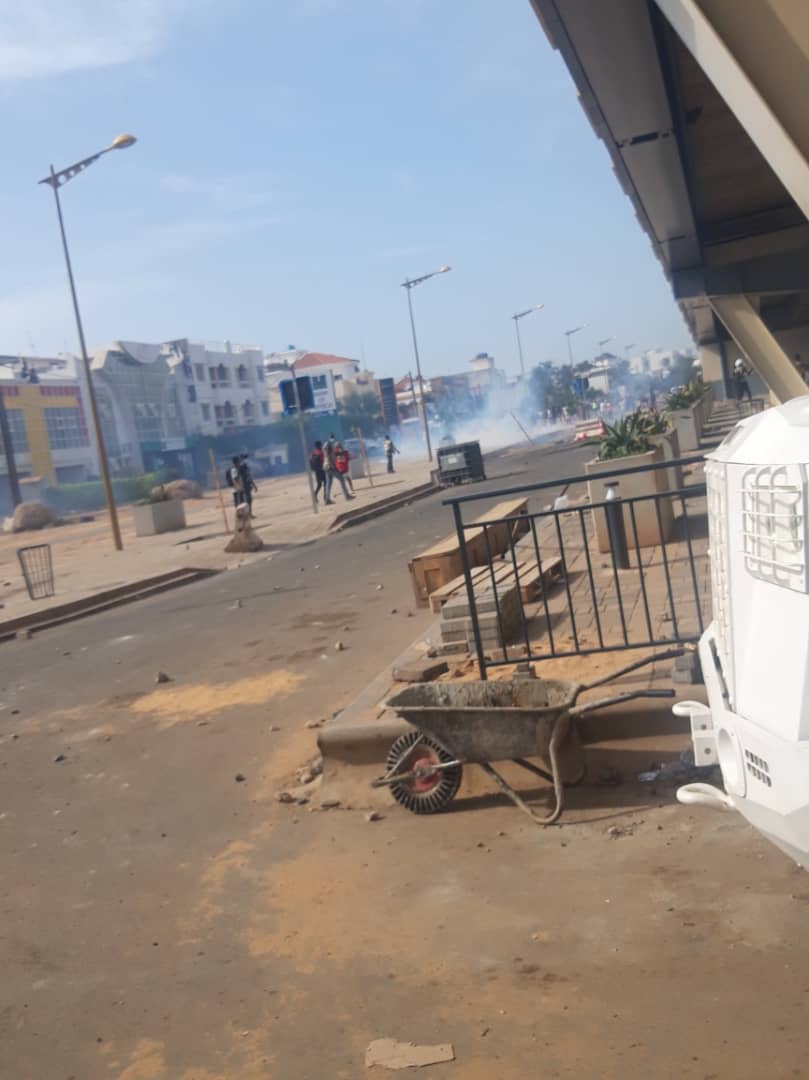 Dakar : Encore des heurts entre policiers et manifestants pro-Cellou Dalein Diallo devant l’ambassade de Guinée.