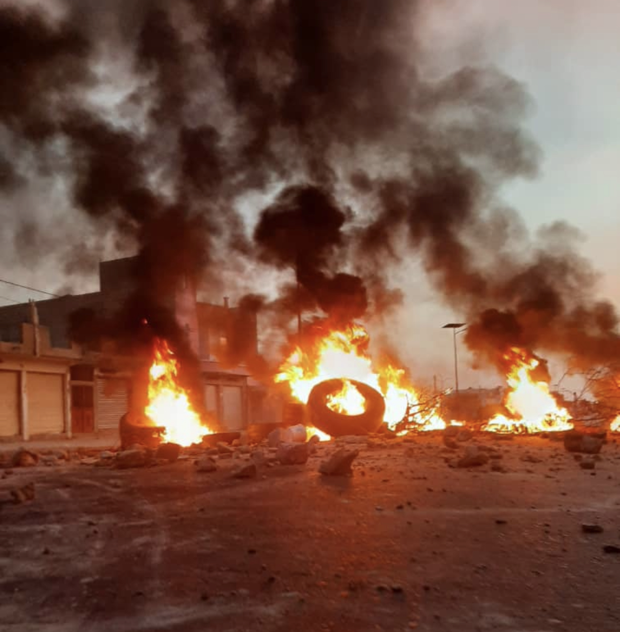 Manifestations à UGB : Des étudiants blessés et un bus incendié.