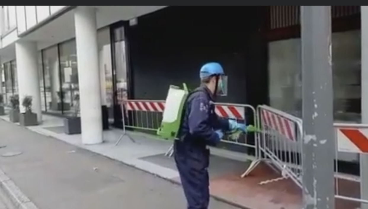 MILAN - Covid 19 : Le Consul Mamadou Lamine Diouf désinfecte le Consulat du Sénégal.