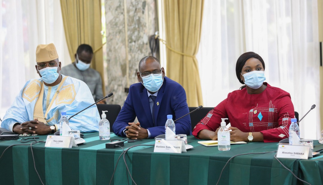 Programme décennal de lutte contre les inondations : Le président Macky Sall a reçu le rapport de la Mission d'information de l'Assemblée Nationale.