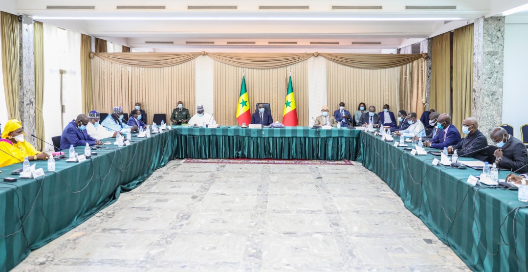 Programme décennal de lutte contre les inondations : Le président Macky Sall a reçu le rapport de la Mission d'information de l'Assemblée Nationale.