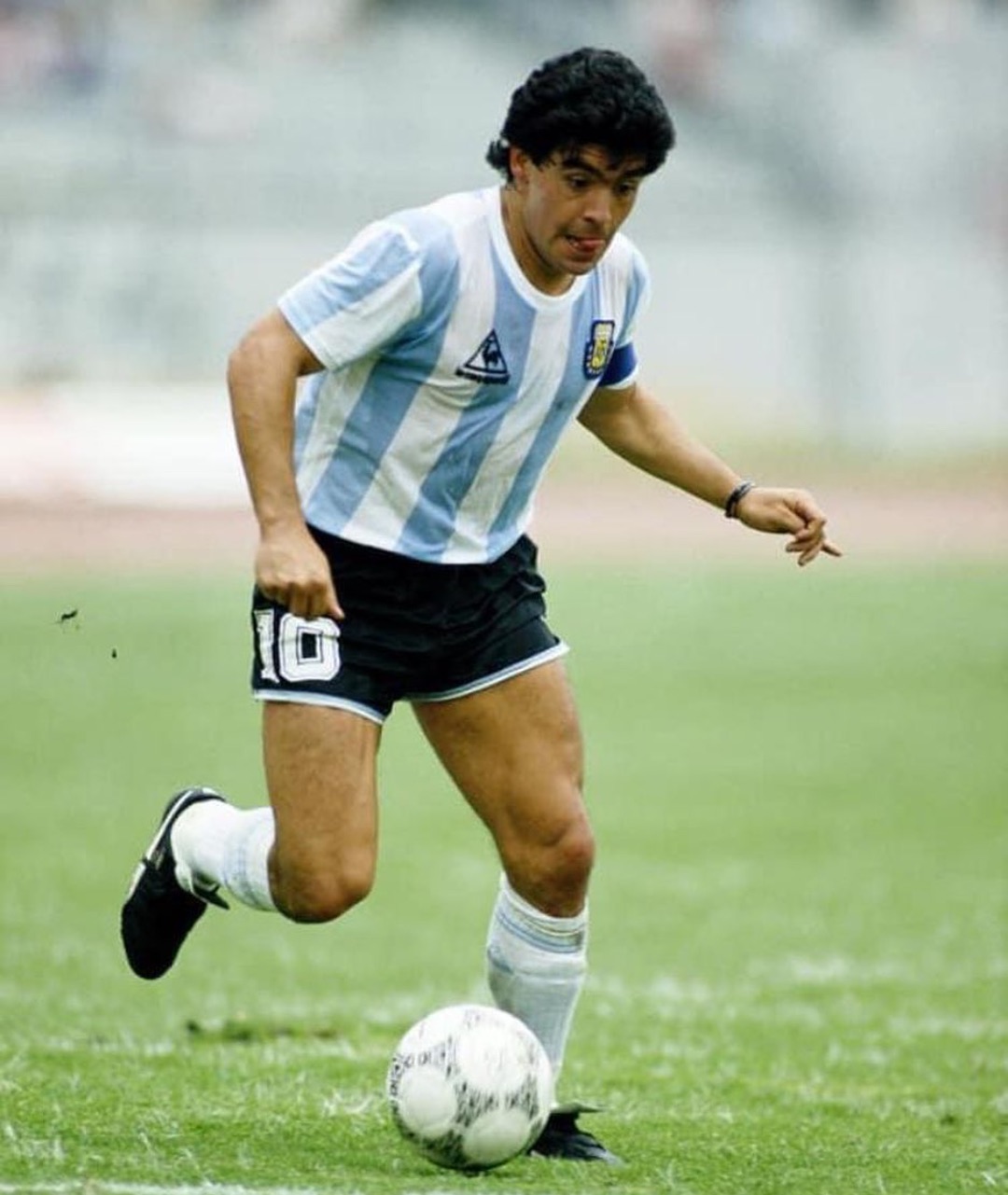 Diego Armando Maradona, le " Pibe de Oro " devenu le dieu du football.
