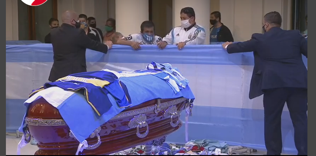 Veillée funèbre de Maradona : L'Argentine rend un dernier hommage à Diego, la Casa Rosada refuse du monde...