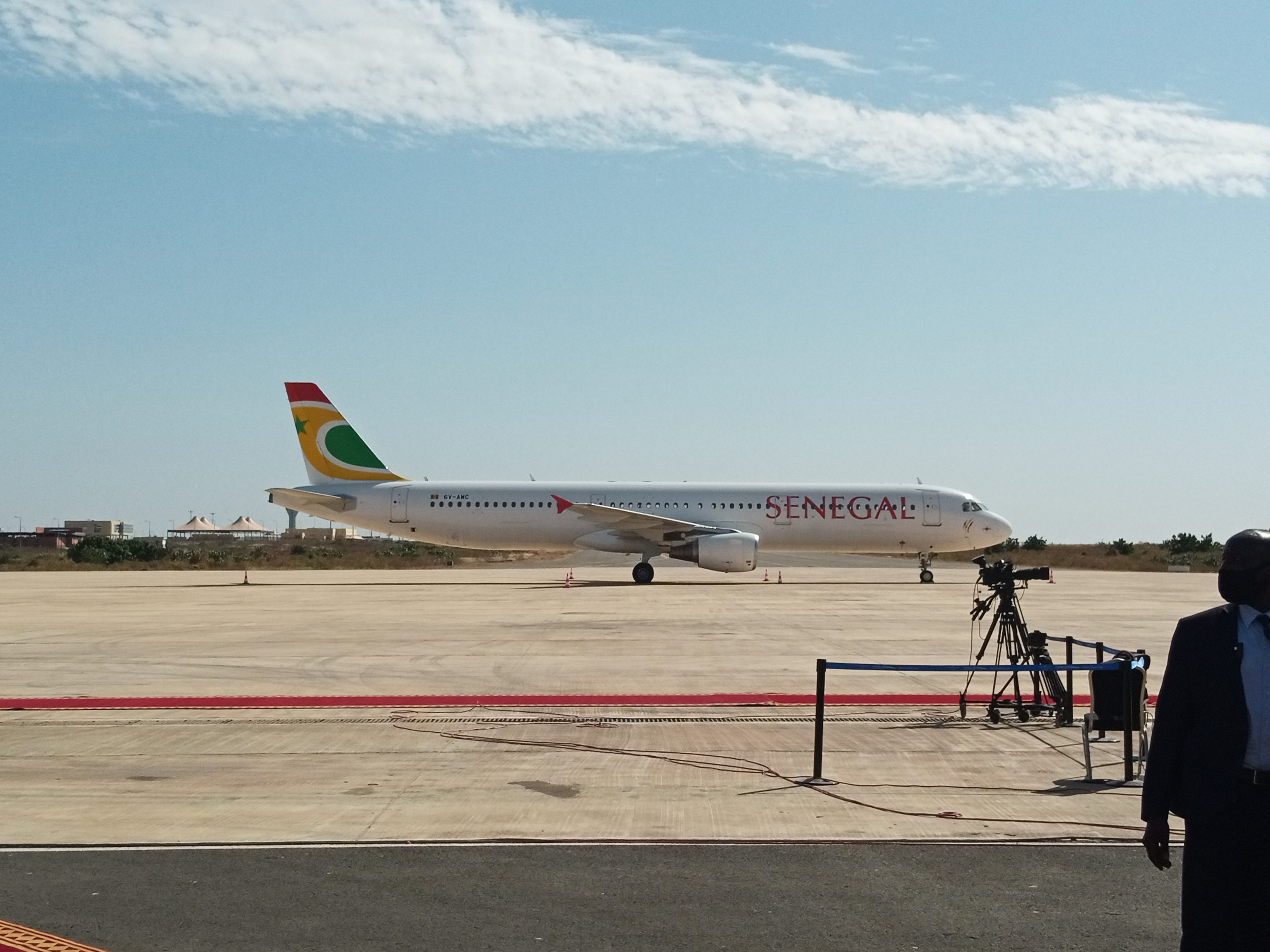 Hommage à Pape Bouba Diop : L'avion qui transporte la dépouille déjà sur le tarmac de l'AIBD.