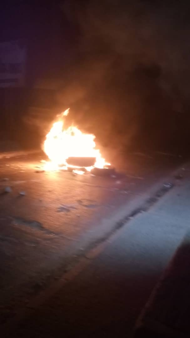Couvre-feu : Les populations de Guédiawaye ont brûlé des pneus.