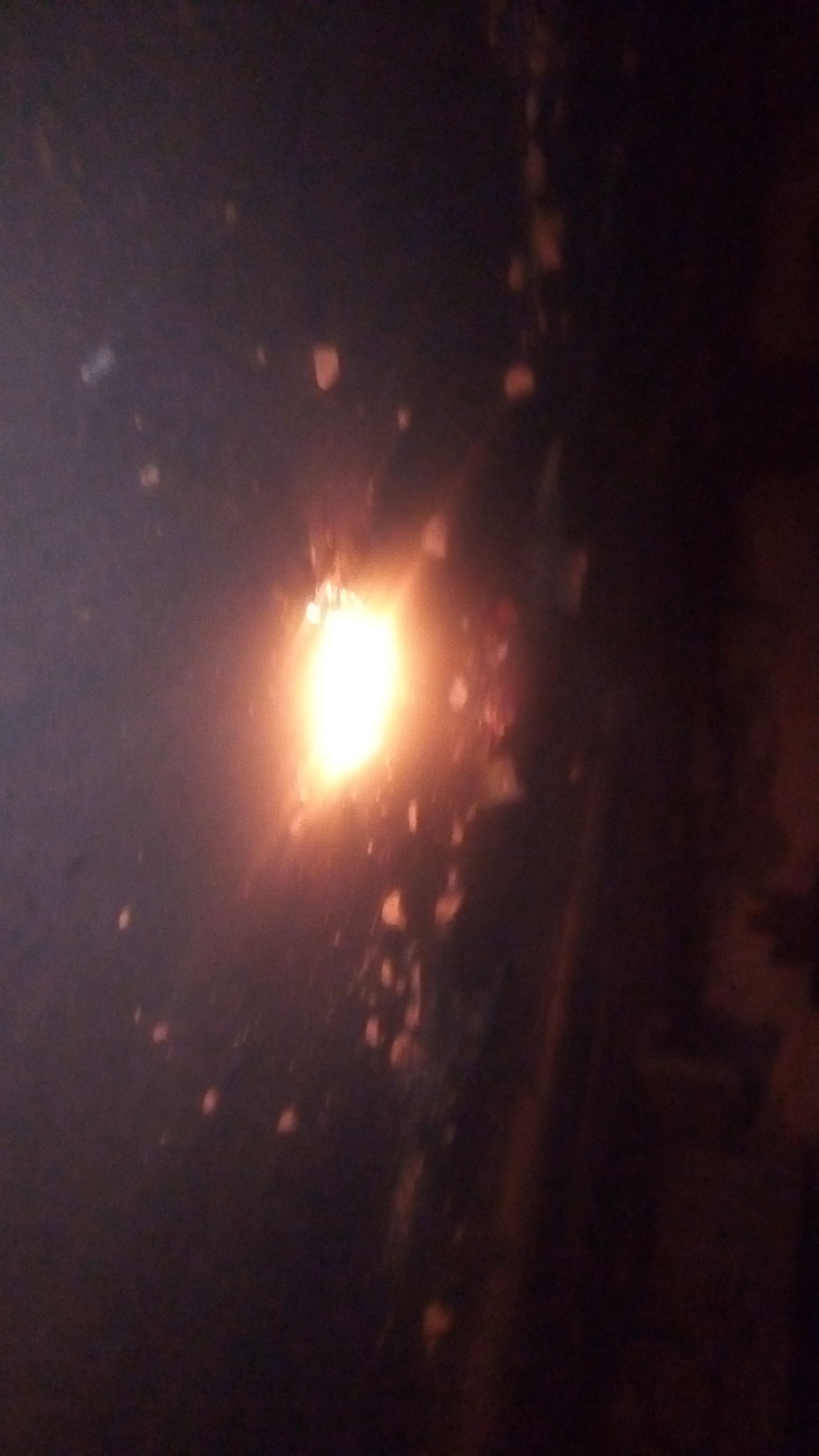 Thiès / Couvre-feu saison 2 : Des jeunes de Médina Fall, Hersent, Angle Serigne Fallou brûlent des pneus sur les routes