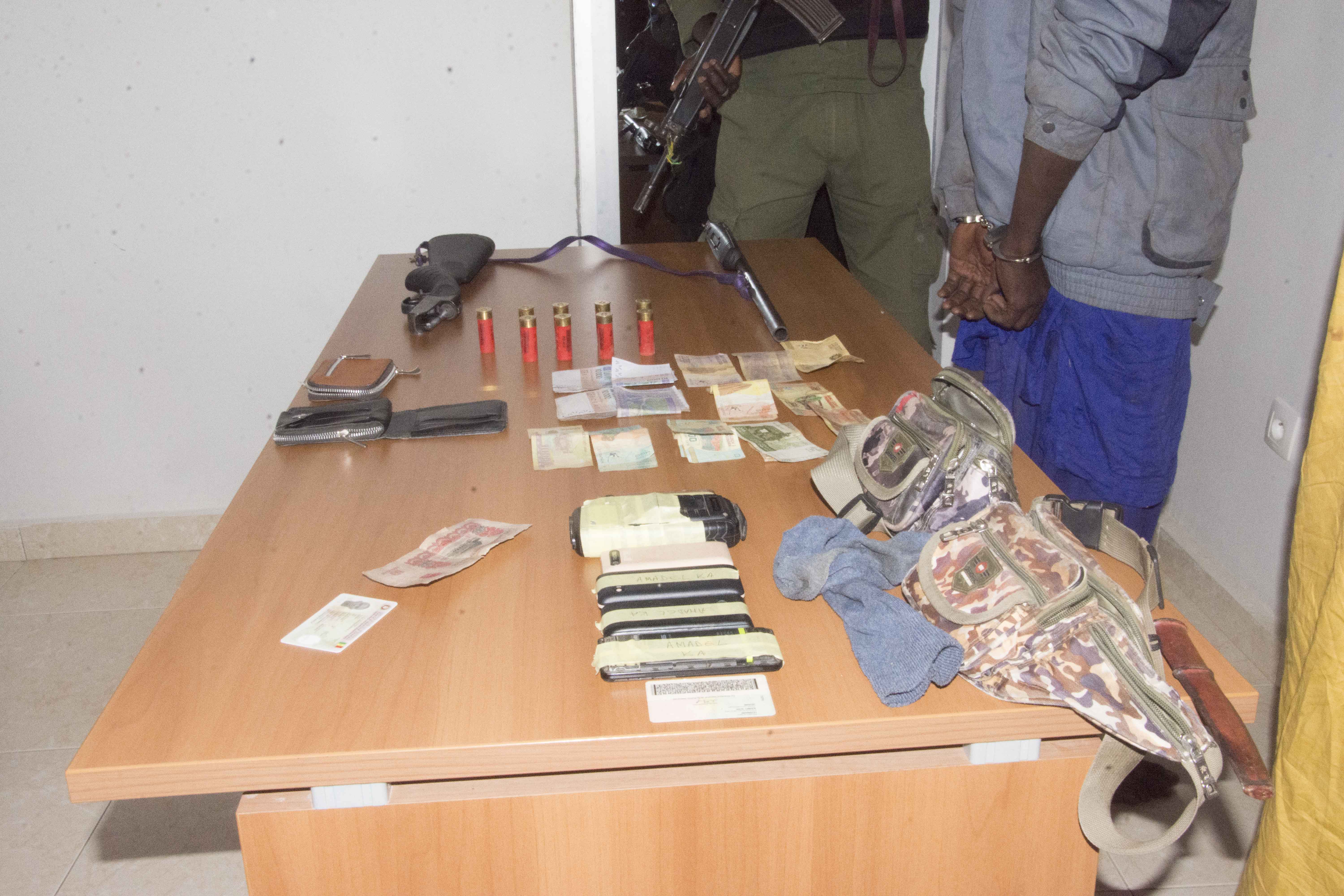 Braquages aux préjudices estimés à 200 millions de FCFA / la Gendarmerie arrête une bande criminelle (16 personnes) de dimension nationale : 5 fusils, 5 coupe-coupe et 3 pistolets saisis.