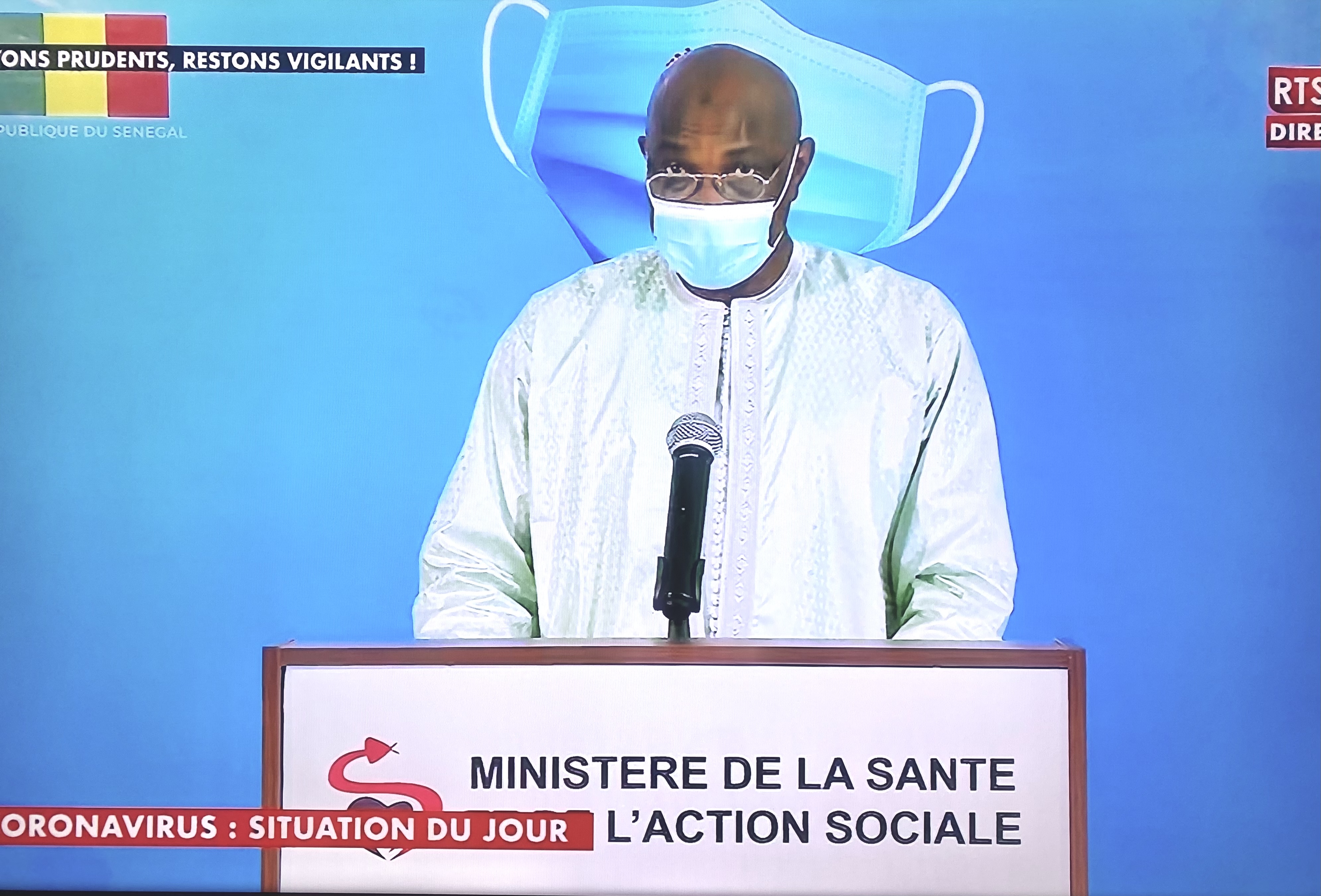 SÉNÉGAL : 300 nouveaux cas testés positifs au coronavirus, 173 nouveaux guéris, 9 nouveaux décès et 43 cas graves en réanimation.