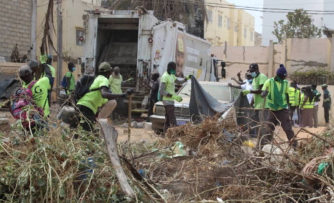 (PHOTOS) « VILLES PROPRES » / Les populations de Yoff Toundoup Rya, derrière leur déléguée Dr Aïssatou Tall, s'investissent.