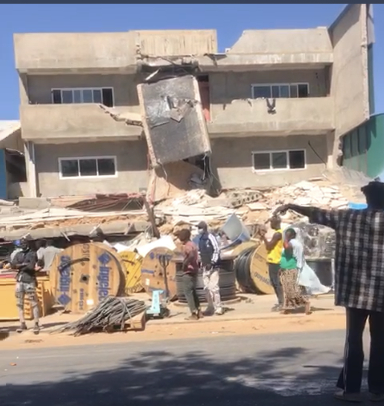 Khodaba (Keur Moussa)  : Un bâtiment R+3 s'effondre et fait beaucoup de victimes.