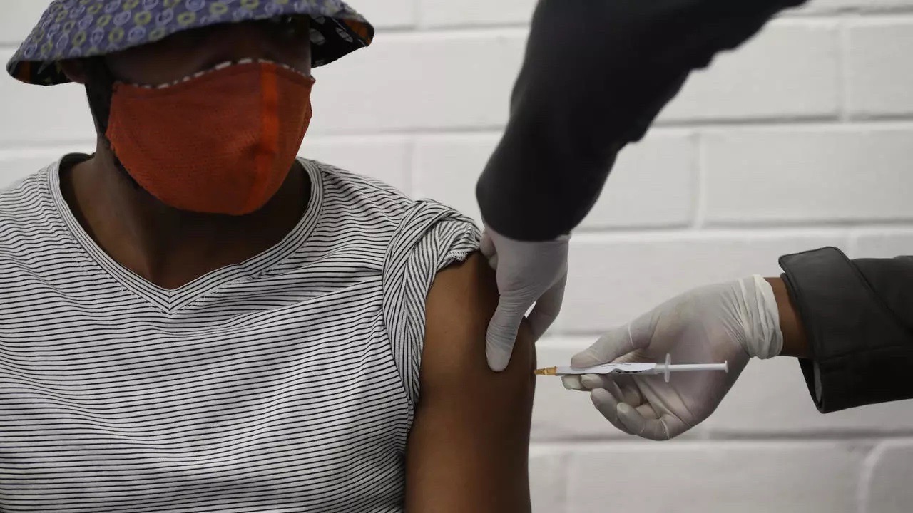 Vaccination anti-covid-19 : L'Afrique du Sud lance sa campagne avec Jonhson et Jonhson et offre son million de doses d'AstraZeneca à l'UA.