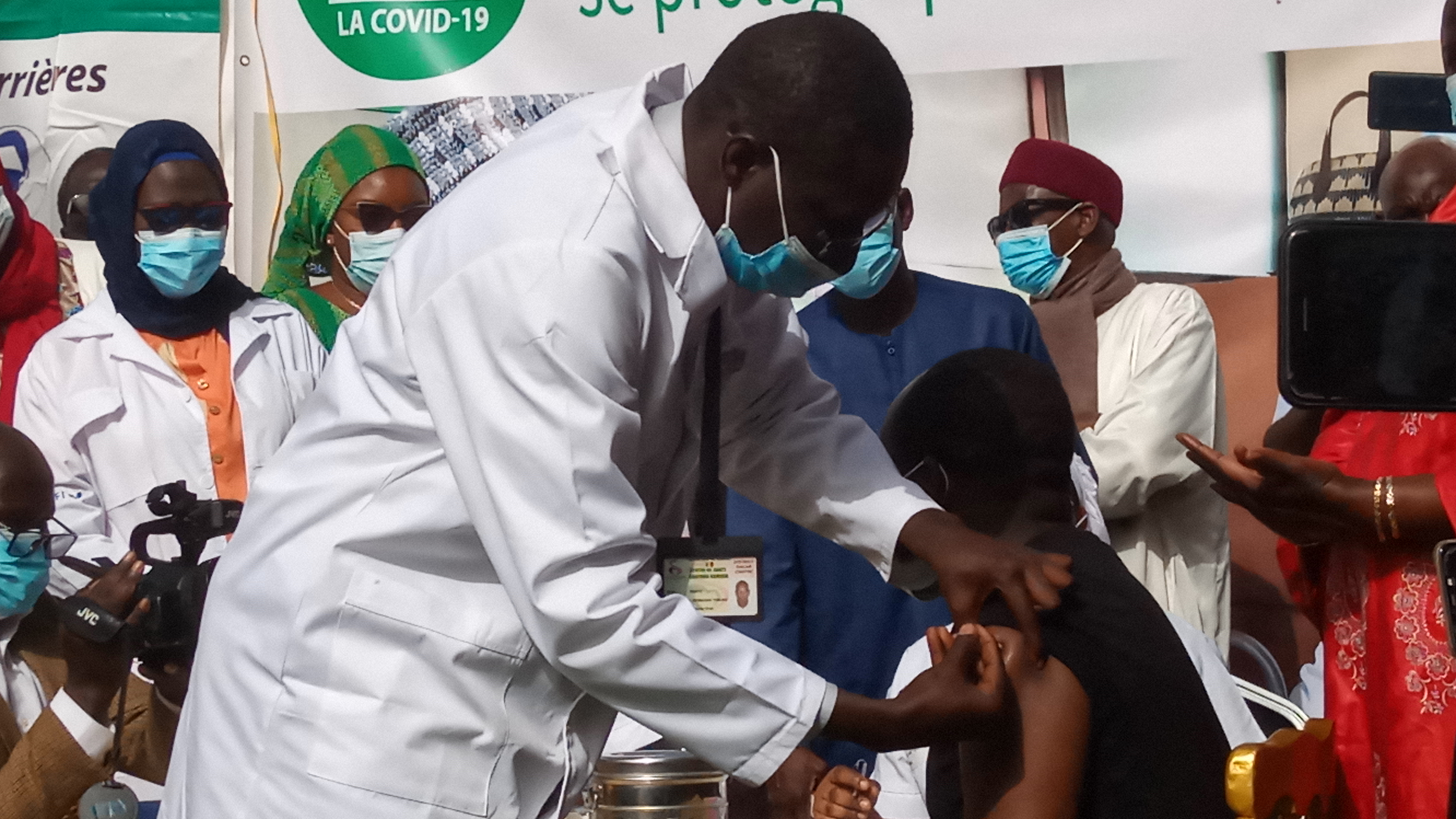 Lancement de la campagne nationale de vaccination anti covid-19 : Abdoulaye Diouf Sarr donne le ton en prenant sa première dose.