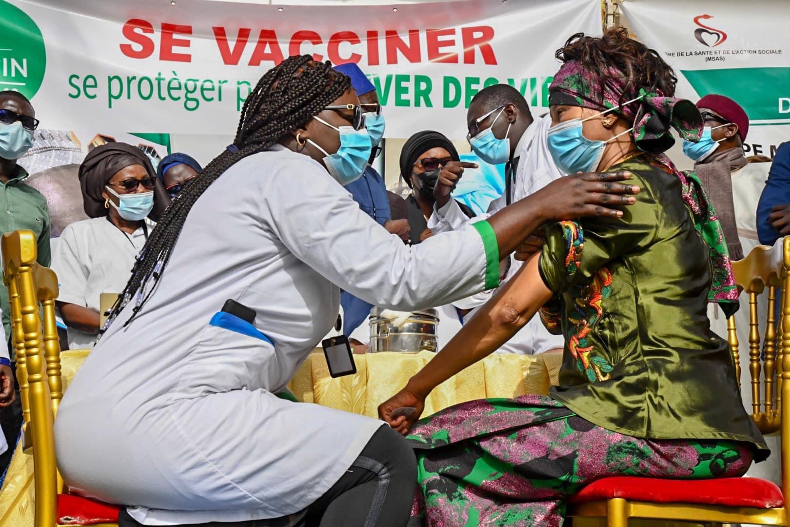 Lancement de la campagne de vaccination : Des ministres, directeurs d’hôpitaux et des médecins ont pris leurs premières doses.