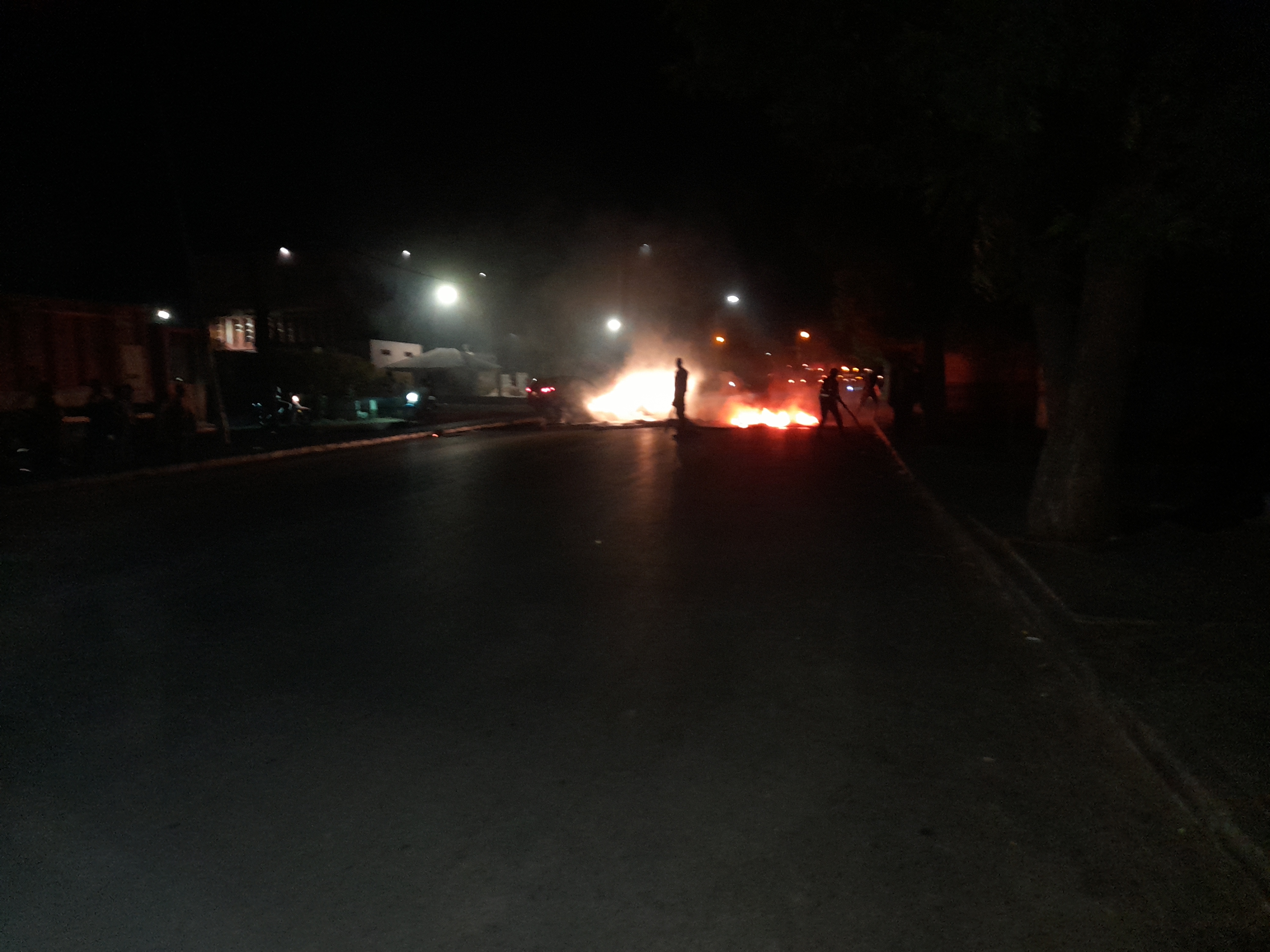 Kaffrine : Des jeunes brûlent des pneus sur la route nationale.