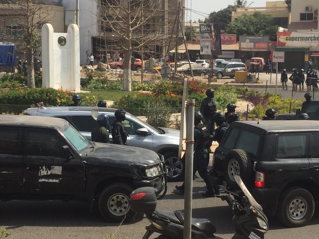 Audition Ousmane Sonko / Le GIGN prend le contrôle de la situation : militants, journalistes et gardes rapprochés écartés du périmètre du convoi