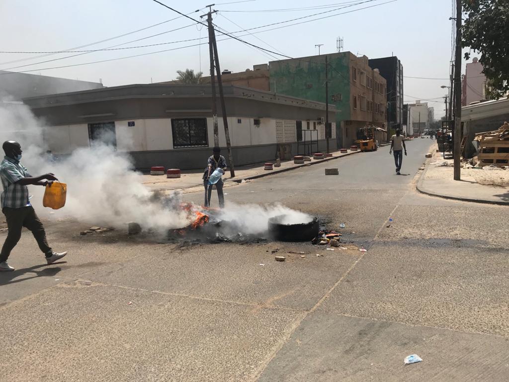 Des affrontements entre forces de l'ordre et manifestants : La situation dégénère à Colobane.