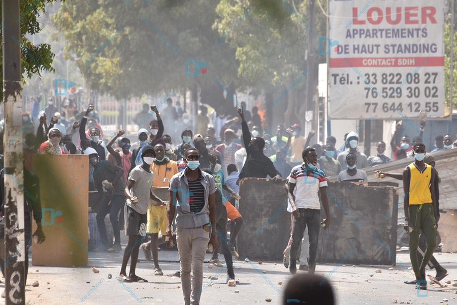 UCAD : Les étudiants mettent « le feu » à l’avenue Cheikh Anta Diop