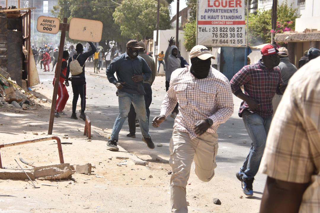 Nervis et politique au Sénégal : « Ces gros gaillards qui sèment la terreur ont de l’histoire avec les politiciens ». (Commissaire à la retraite)