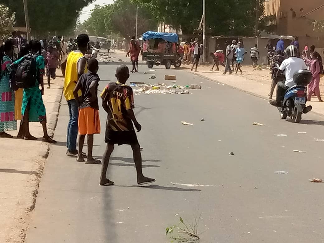 Nioro: Le conseil départemental saccagé par les manifestants... Un véhicule complètement détruit.