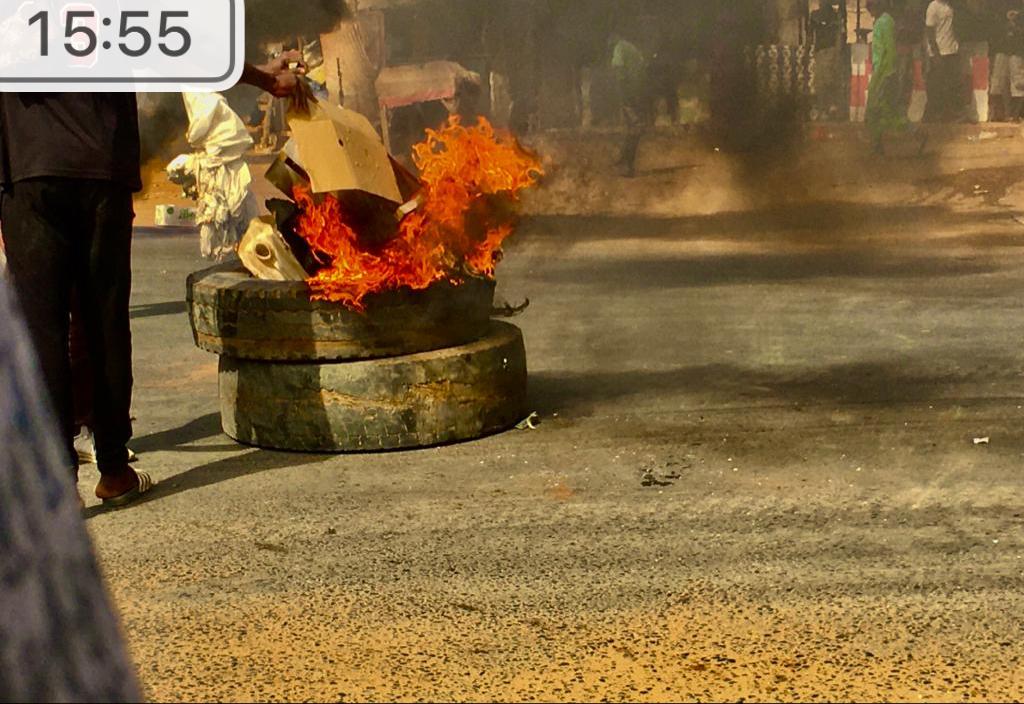Nguékokh : Les manifestants brûlent des pneus sur la RN1.