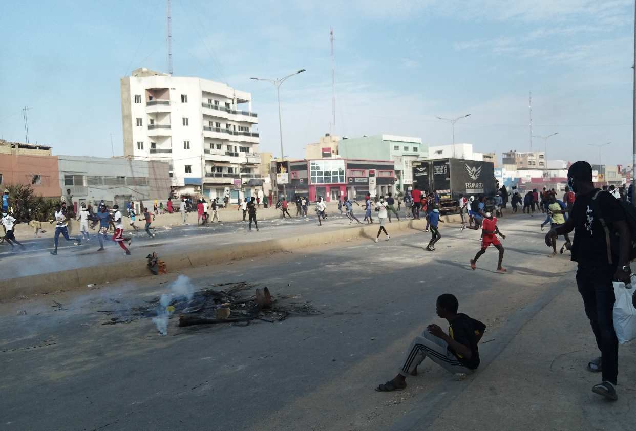 Manifestations / Yoff - Ouest-Foire : Auchan, Imprimerie Tandian, SGBS, KFC et Total ces structures menacées par une foule en furie...
