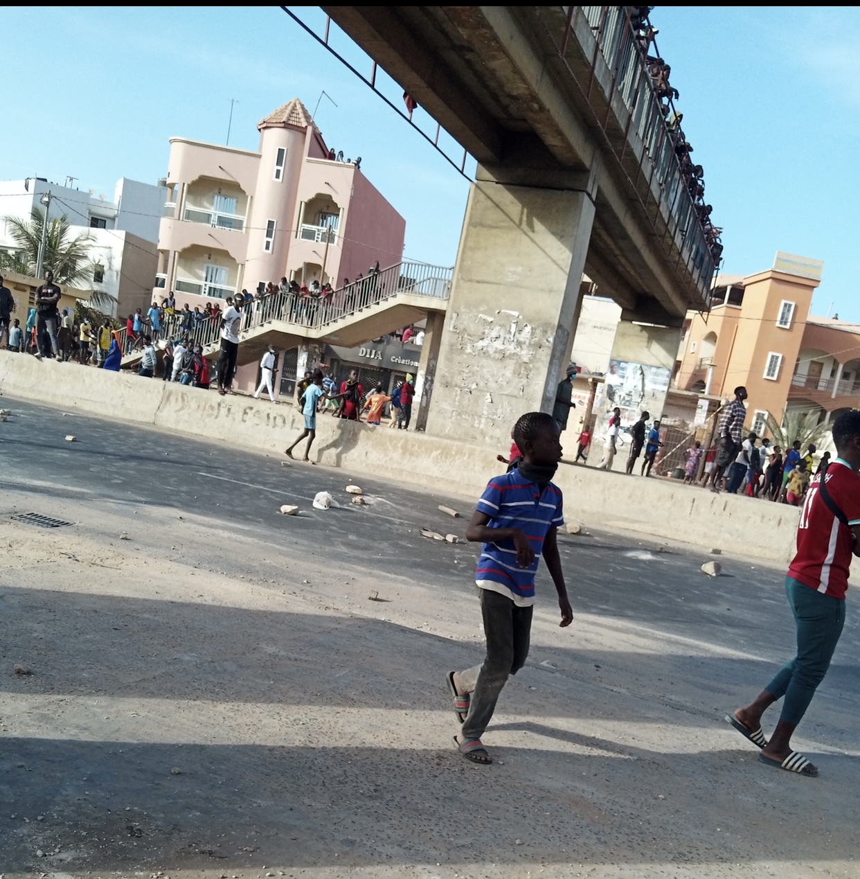 Manifestations / Yoff - Ouest-Foire : Auchan, Imprimerie Tandian, SGBS, KFC et Total ces structures menacées par une foule en furie...