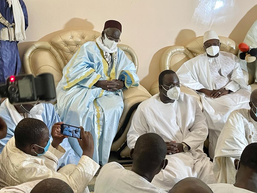 DAROU SALAM TYP/ Le Khalife des Mourides reçoit la délégation du Président, salue ses efforts pour la paix et accepte ses condoléances suite au décès de Serigne Bass Typ.