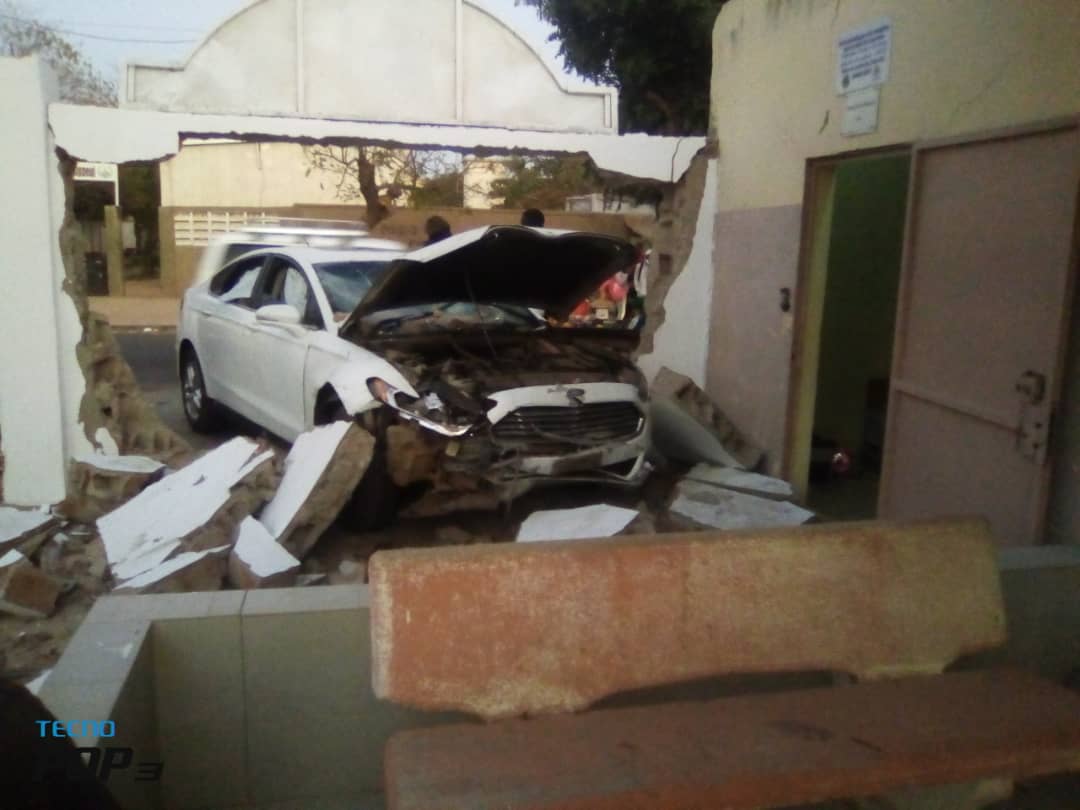 Dieuppeul : Comment un véhicule a terminé sa course sur le mur d’une école élémentaire.
