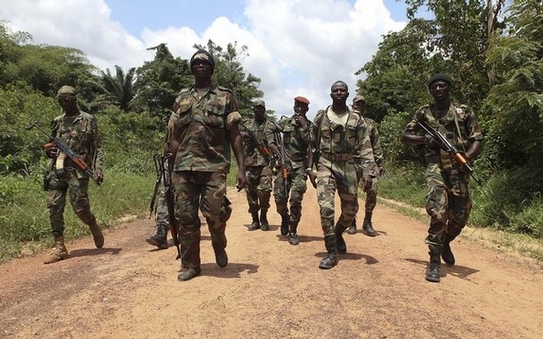 Côte d’Ivoire : Trois soldats tués dans des attaques contre des camps militaires ivoiriens.