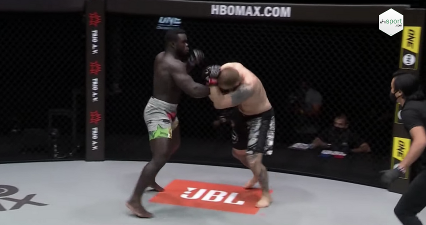 MMA / UFC : Et de trois victoires pour Reug-Reug qui défie les poids lourds ! « Gni nieup malène meune »