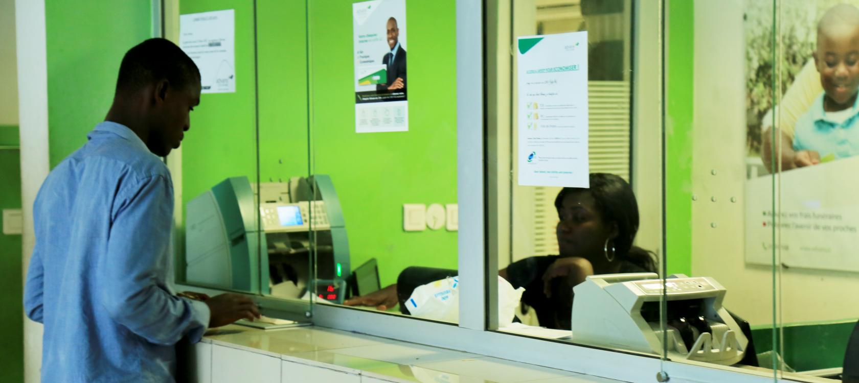 Numérisation du paiement : 9 travailleurs sur 10 au Sénégal sont payés en espèces et exclus de toute assurance maladie