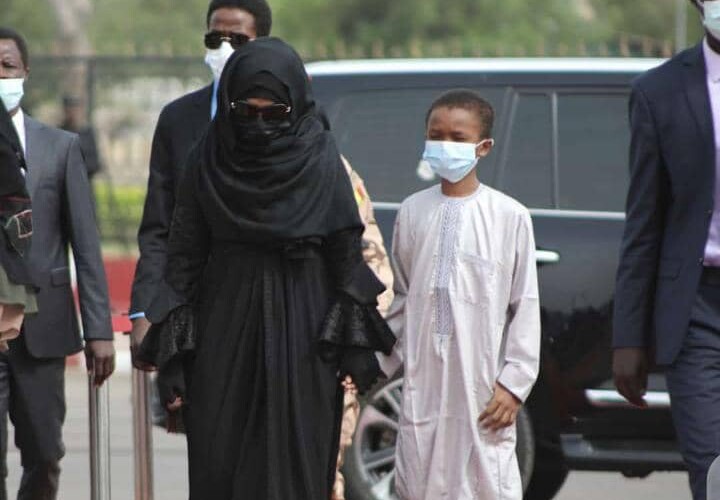 Hommage au président Idriss Déby Itno : Les larmes et l’appel de la première dame Hinda Déby Itno.