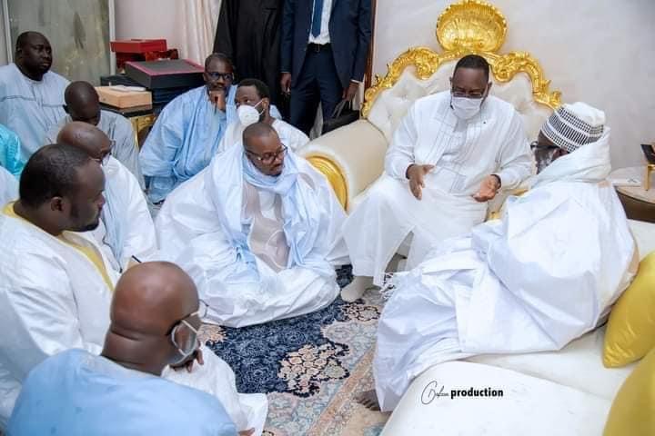 Touba) VISITE NOCTURNE / Le Président Macky Sall s'entretient présentement avec le Khalife Général des Mourides.