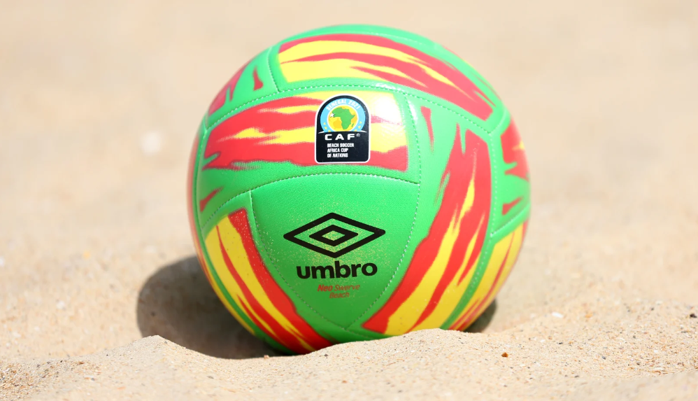CAN Beach Soccer 2021 : Découvrez en détails le ballon officiel de la compétition, le "Neo Swerve" aux couleurs Sénégalaises.