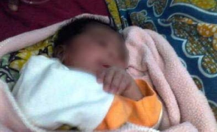 Infanticide : Ndjira Sarr coupe le cordon ombilical du bébé avec une lame et jette le corps dans une rigole.