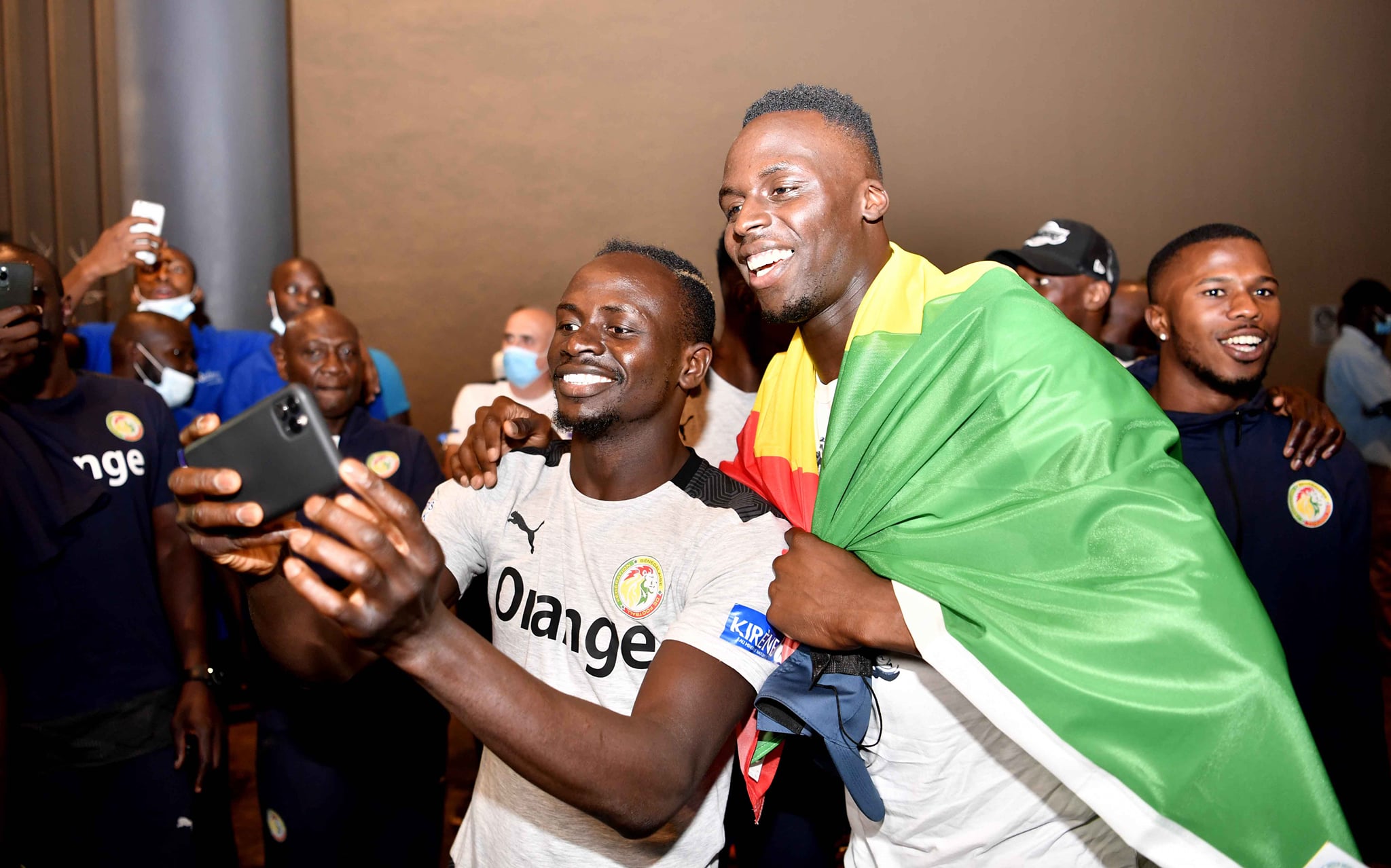 Retour dans la tanière : Édouard Mendy, le nouveau champion d'Europe, accueilli en héros par ses coéquipiers